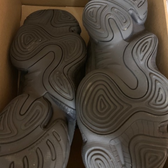 Yeezy 500 - Picture 3 of 8